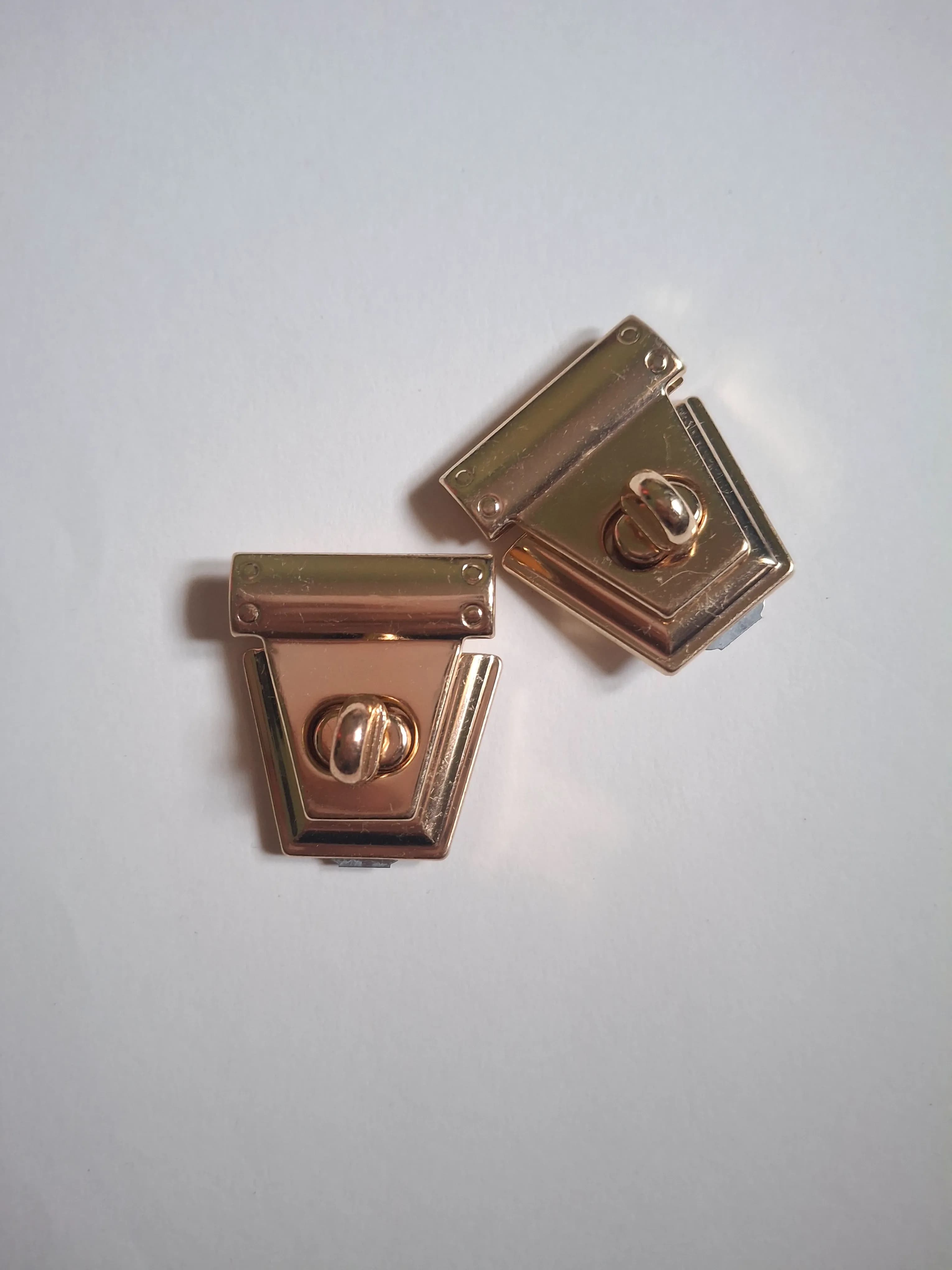 Purse Push lock triangle gold